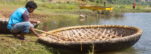 Inder mit seinem Korbboot in Hampi